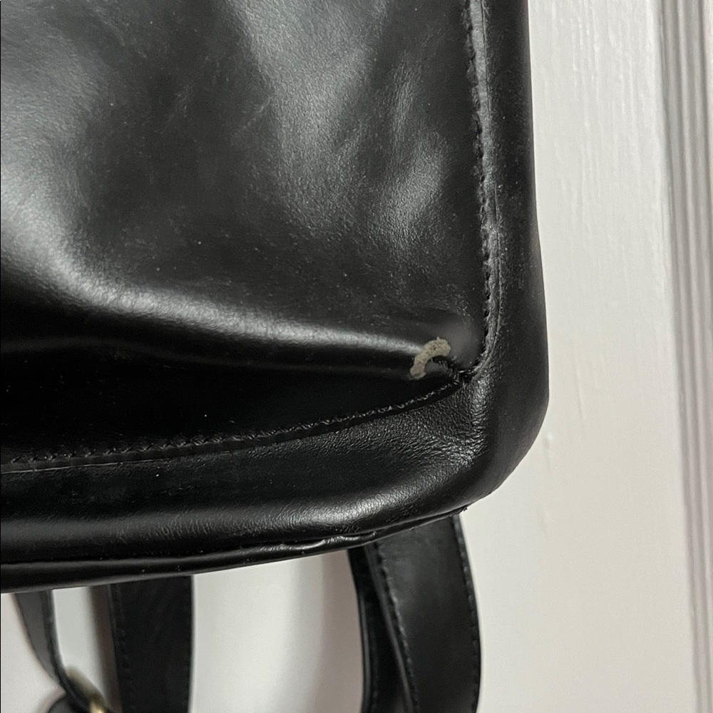 Sleek Black Women's Leather Backpack - Picture 3 of 7
